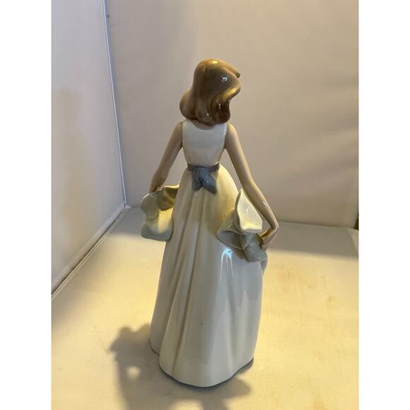 Nao Girl Figurine #1343 by Lladro WALKING ON AIR ~ 10 1/4" - Picture 3 of 5